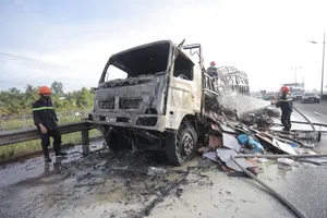 Xe tải bốc cháy trên cao tốc TP.HCM - Trung Lương, gây ùn tắc hơn 4 km