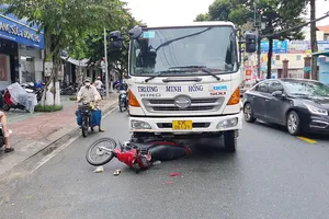 Tránh xe 7 chỗ đang lùi, một phụ nữ tông vào đầu xe ben khiến nạn nhân chấn thương