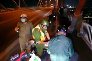 Cứu người đàn ông nhảy cầu Rạch Miễu tự tử