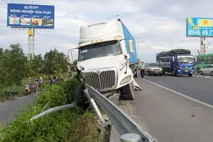 Xe đầu kéo và ô tô 5 chỗ va chạm, 2 người thoát chết