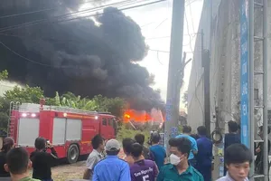 Long An: Cháy lớn ở một công ty chuyên sản xuất keo