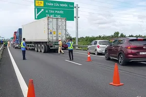 Ô tô giường nằm va chạm xe đầu kéo, hành khách hoảng loạn