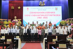 Sở Tư pháp tỉnh Long An đón nhận Huân chương lao động Hạng III
