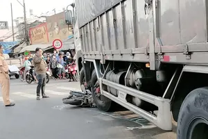 Nữ giáo viên tiếng Anh đang dừng đèn đỏ bị xe tải cán trúng