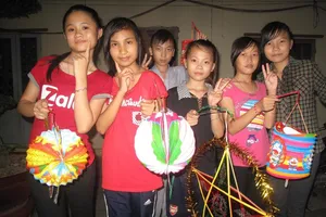 Trung thu ấm áp của trẻ em có hoàn cảnh khó khăn, cơ nhỡ