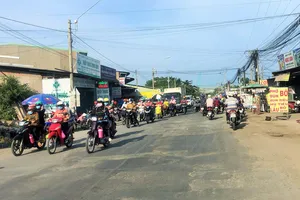 Quốc lộ 62 vẫn dặm vá và phải chờ