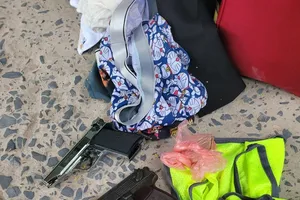 Phát hiện 1 người giấu 2 khẩu súng và 25 viên đạn khi nhập cảnh