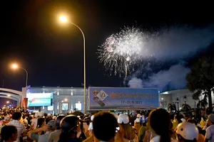 Người dân Long An nô nức đi xem bắn pháo hoa Tuần Văn hóa – Du lịch