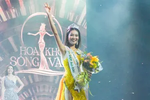 Thí sinh Huỳnh Đào Diễm Trinh đăng quang Hoa khôi Sông Vàm năm 2022
