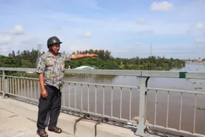 Kịp thời ngăn phụ nữ dắt theo con trai 7 tuổi định nhảy sông tự tử