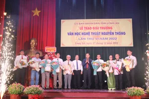 BTC trao giải cho các tác giả đoạt Giải thưởng Văn học nghệ thuật Nguyễn Thông lần thứ VI