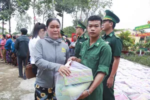 'Xuân biên phòng ấm lòng dân biên giới' trao quà 200 hộ khó khăn