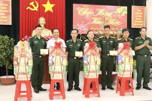 Bí thư tỉnh uỷ tặng quà cho lực lượng biên phòng