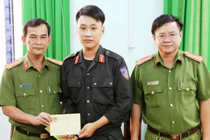 Khen thưởng 2 Cảnh sát cơ động bị thương khi phá điểm đá gà ở biên giới