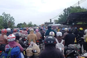 Người dân miền Tây trở lại TPHCM, ngã ba kết nối giữa N2 kết nối QL62 ùn tắc cục bộ