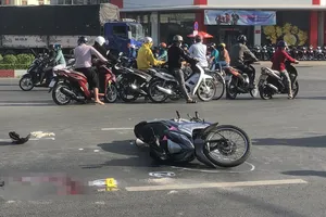 Rẽ trái sang đường trên quốc lộ 1, người phụ nữ bị xe bồn cán tử vong