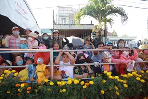 Hàng ngàn người đến dự Khai mạc Lễ hội Làm Chay sau 3 năm gián đoạn vì dịch