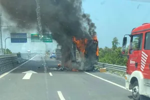 Xe tải cháy bốc cháy trên cao tốc Trung Lương - Mỹ Thuận