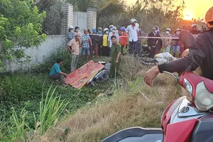 Phát hiện người phụ nữ tử vong cạnh xe máy bên vệ đường