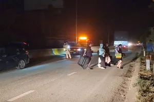 Va chạm với xe đầu kéo, sáu người trên ô tô con thoát chết