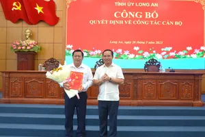 Trao quyết định cho ông Huỳnh Văn Sơn Phó chủ tịch tỉnh Long An