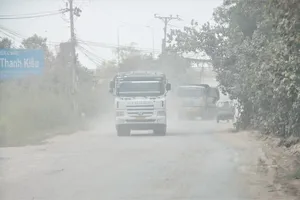 Xe chở cát tung hoành, dân khổ sở phải sống chung với bụi 