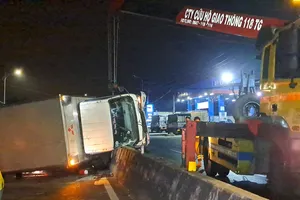 Xe tải lật tông gãy trụ đèn chiếu sáng, lật ngang trên quốc lộ 1