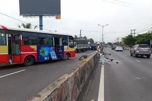 2 xe khách tông nhau, khiến 3 người bị thương