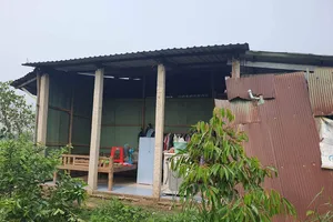 Tiền Giang : Mưa giông, kèm theo gió giật mạnh làm tốc mái 67 căn nhà