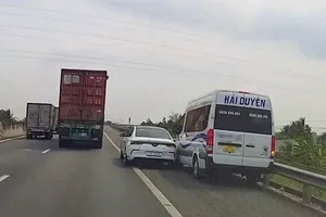 2 ô tô va chạm khi tranh nhau chạy vào vào làn dừng khẩn cấp cao tốc TP.HCM - Trung Lương