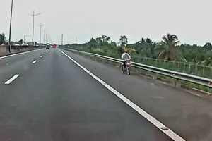 Phát hiện người đàn ông đạp xe đạp điện đi ngược chiều trên cao tốc Thành phố Hồ Chí Minh - Trung Lương