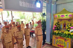 Cục CSGT chia sẻ đau thương với gia đình thiếu tá CSGT tử vong khi chặn ô tô nghi chở hàng cấm