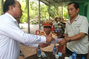 Ban ATGT tỉnh Long An tặng quà gia đình tử nạn