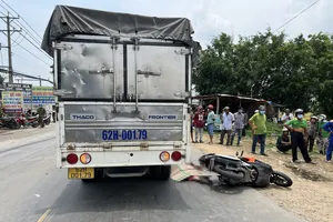 Trượt ngã trên đường, 1 phụ nữ bị xe tải cán tử vong