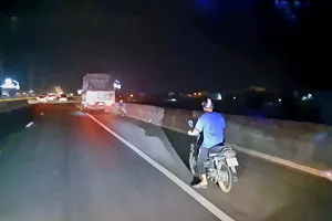 Xe máy đi vào cao tốc TP.HCM - Trung Lương