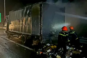 Xe Thư báo bốc cháy trên cao tốc Trung Lương - Mỹ Thuận