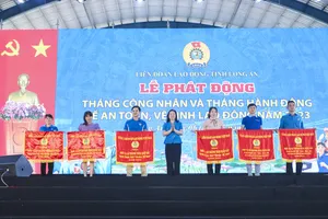 Long An: Phát động tháng công nhân nhiều phần quà được trao tặng cho công nhân lao động