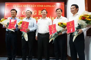 Long An: Công bố quyết định lãnh đạo các sở, ngành