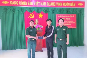 Thiếu quý Biên Phòng nhặt được của rơi trả lại người đánh mất