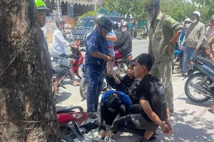 Nhóm thanh thiếu niên mang hung khí đi để giải quyết mâu thuẫn thì bị bắt