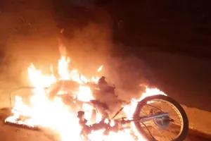 Trộm được xe máy rồi mang đem đốt