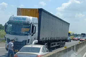 Va chạm với xe đầu kéo, xe ô tô con nằm quay đầu trên cao tốc TP.HCM- Trung Lương