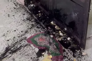 1 nhà dân ở Long An liên tục bị tạt nhớt, sơn và trứng thối