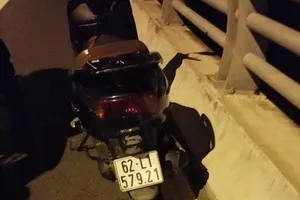 Bỏ lại xe máy, nam thanh niên nhảy cầu Mỹ Lợi