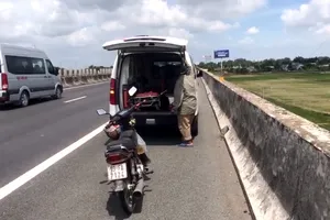 Xe máy đẩy bộ trên cao tốc