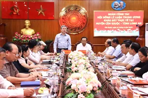 Đoàn công tác Hội đồng lý luận Trung ương khảo sát tại huyện Cần Giuộc.