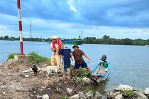 CSGT cứu 1 phụ nữ nhảy cầu Bến Lức tự vẫn