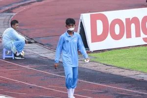 Cậu bé nhặt bóng bị bảng quảng cáo đè chảy máu ở giải hạng nhất quốc gia