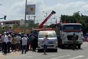 Xe ben cuốn xe máy vào gầm, người đàn ông tử vong