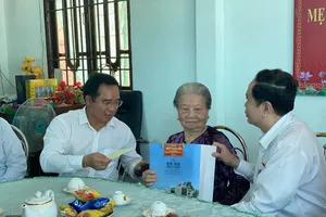 Phó Chủ tịch Thường trực Quốc hội thăm các gia đình chính sách tại Long An